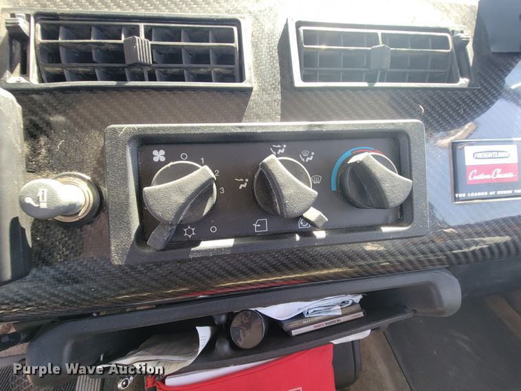 image for item KD9427 2000 Freightliner FL60  flatbed truck