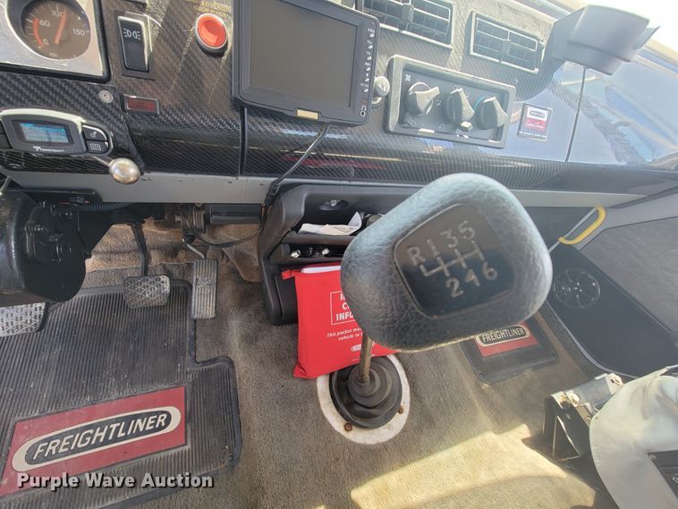 image for item KD9427 2000 Freightliner FL60  flatbed truck