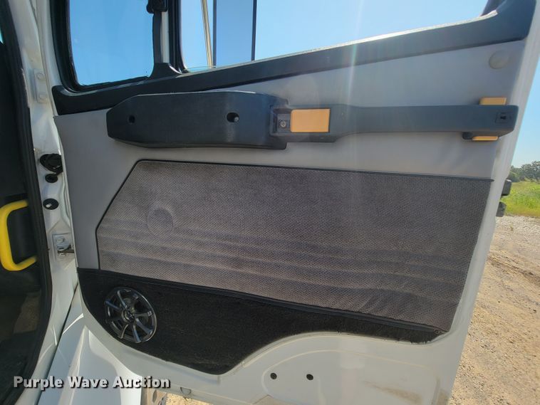 image for item KD9427 2000 Freightliner FL60  flatbed truck