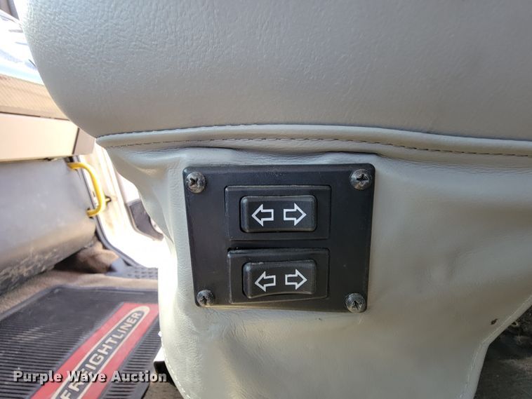 image for item KD9427 2000 Freightliner FL60  flatbed truck