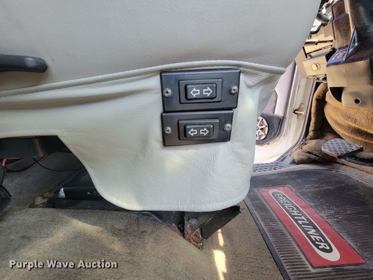 image for item KD9427 2000 Freightliner FL60  flatbed truck