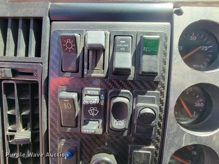 image for item KD9427 2000 Freightliner FL60  flatbed truck