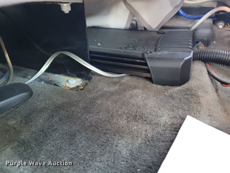 image for item KD9427 2000 Freightliner FL60  flatbed truck