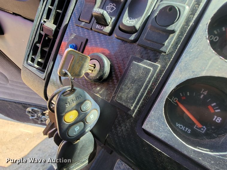 image for item KD9427 2000 Freightliner FL60  flatbed truck