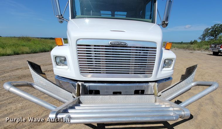 image for item KD9427 2000 Freightliner FL60  flatbed truck