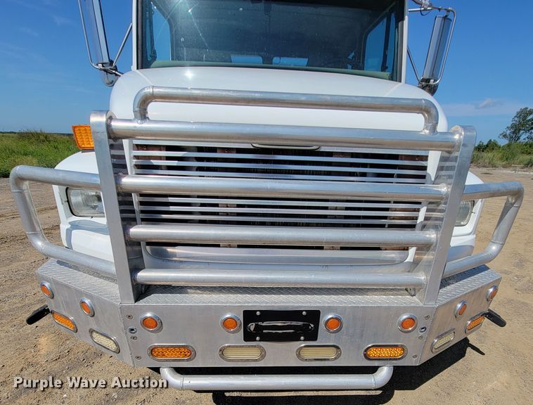 image for item KD9427 2000 Freightliner FL60  flatbed truck