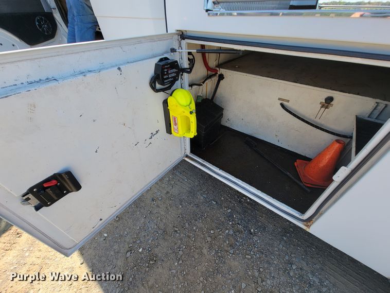 image for item KD9427 2000 Freightliner FL60  flatbed truck