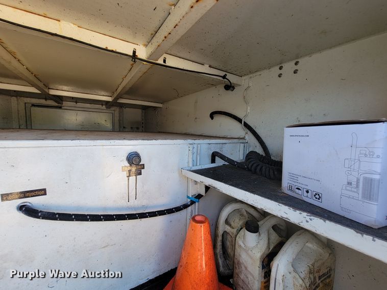 image for item KD9427 2000 Freightliner FL60  flatbed truck