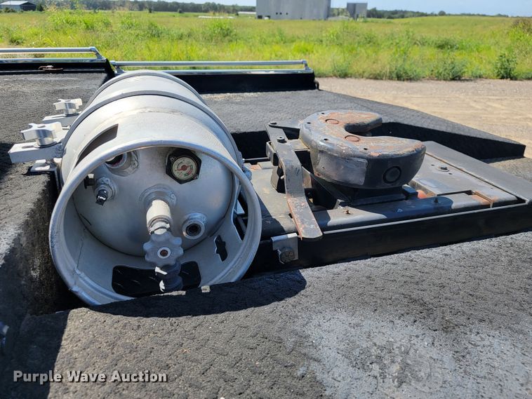 image for item KD9427 2000 Freightliner FL60  flatbed truck