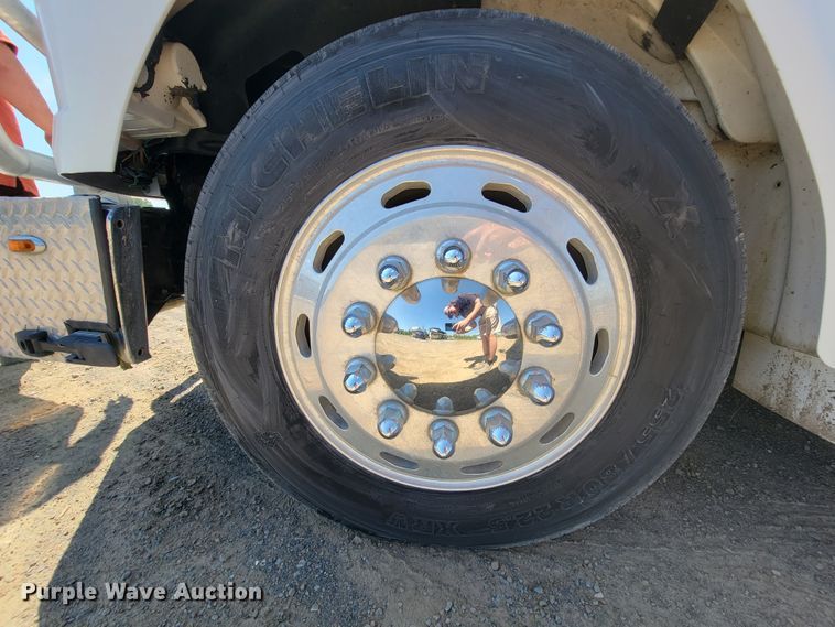 image for item KD9427 2000 Freightliner FL60  flatbed truck