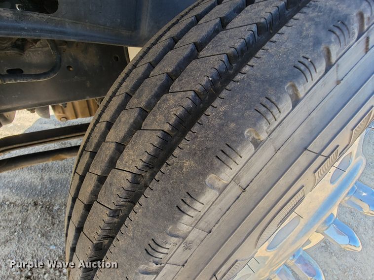 image for item KD9427 2000 Freightliner FL60  flatbed truck