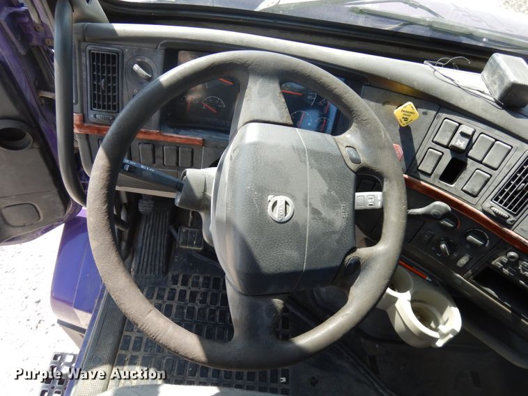 image for item KK9128 2007 Volvo VNL  semi truck