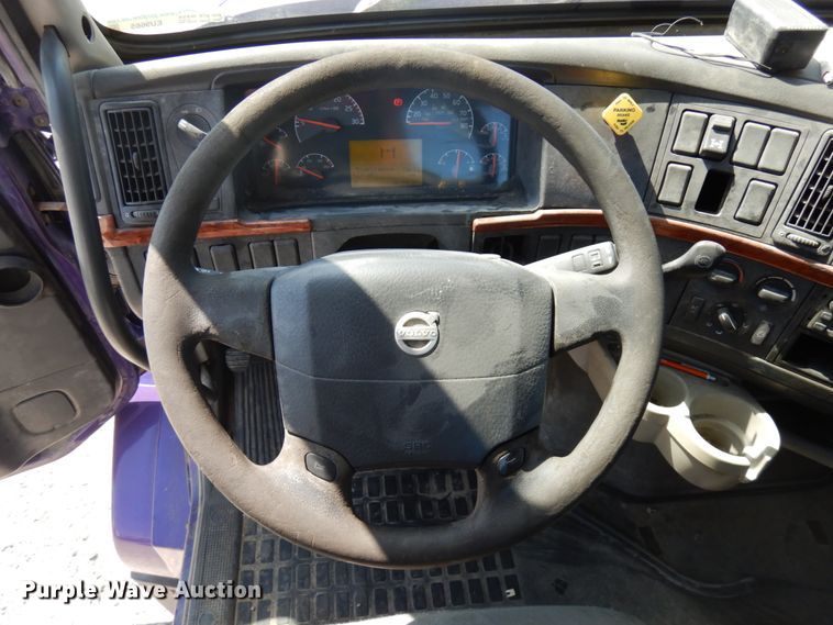 image for item KK9128 2007 Volvo VNL  semi truck