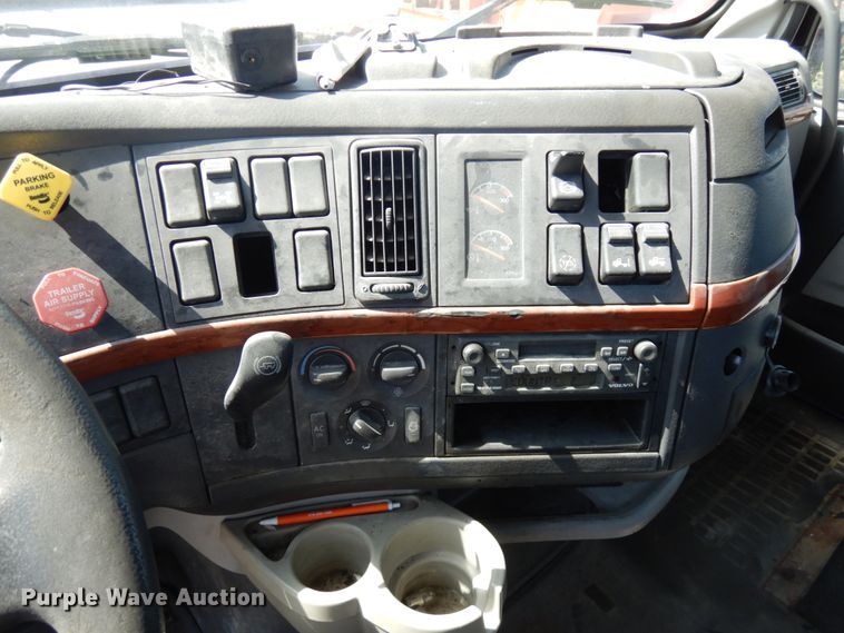 image for item KK9128 2007 Volvo VNL  semi truck