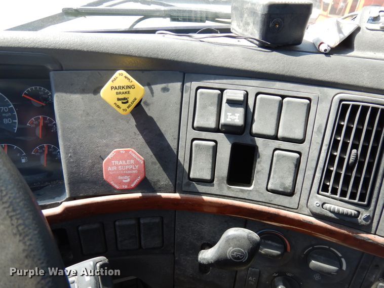 image for item KK9128 2007 Volvo VNL  semi truck