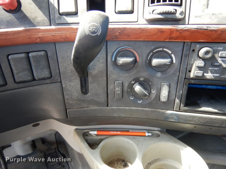 image for item KK9128 2007 Volvo VNL  semi truck