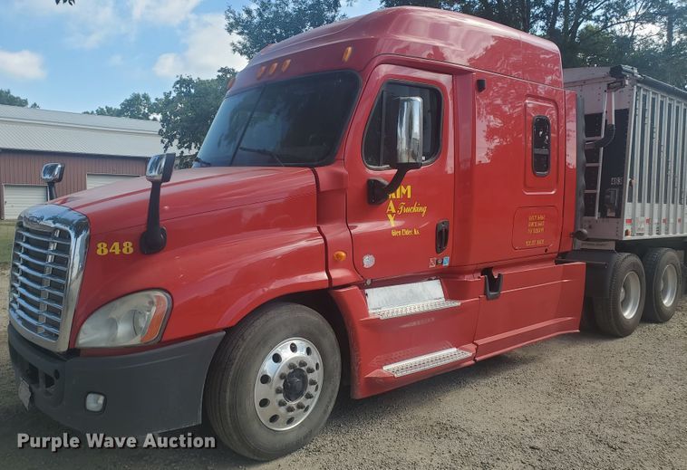 image for item KK9379 2013 Freightliner Cascadia 125  semi truck