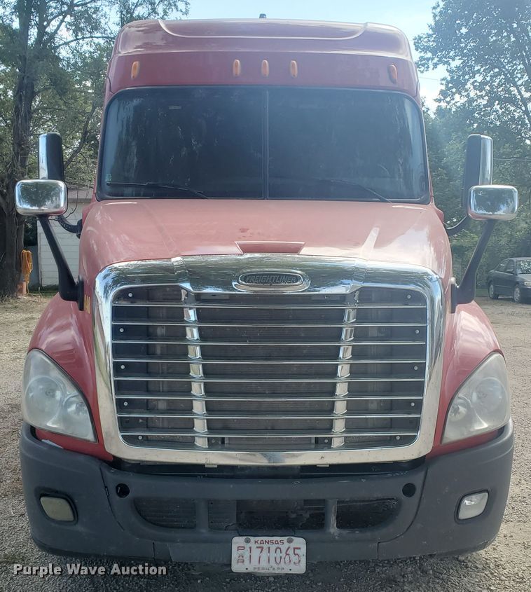 image for item KK9379 2013 Freightliner Cascadia 125  semi truck