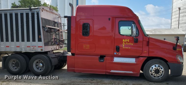 image for item KK9379 2013 Freightliner Cascadia 125  semi truck