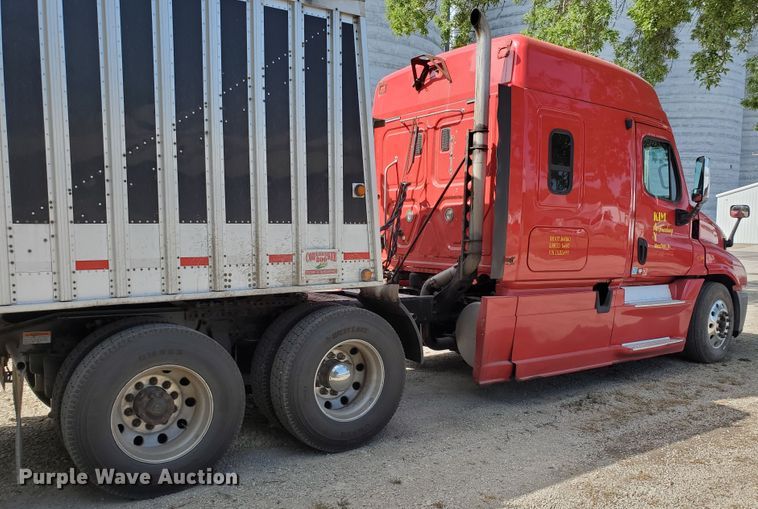 image for item KK9379 2013 Freightliner Cascadia 125  semi truck