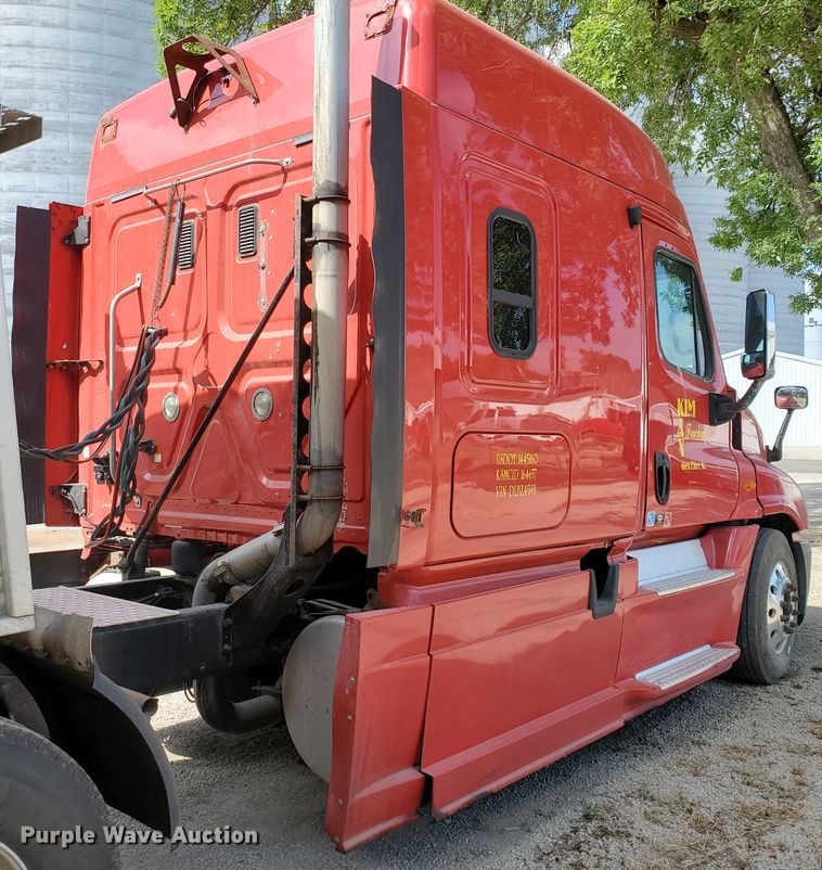 image for item KK9379 2013 Freightliner Cascadia 125  semi truck