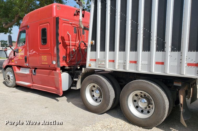 image for item KK9379 2013 Freightliner Cascadia 125  semi truck