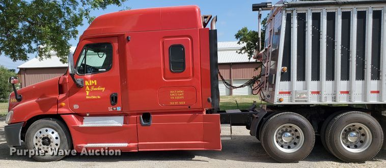 image for item KK9379 2013 Freightliner Cascadia 125  semi truck