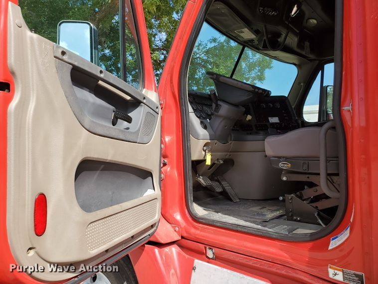 image for item KK9379 2013 Freightliner Cascadia 125  semi truck