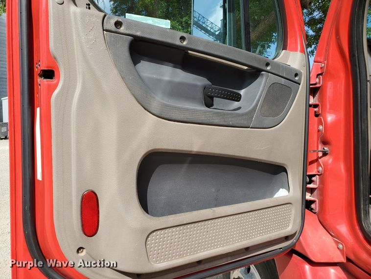 image for item KK9379 2013 Freightliner Cascadia 125  semi truck