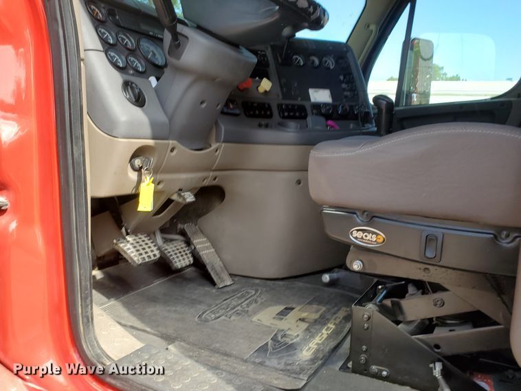 image for item KK9379 2013 Freightliner Cascadia 125  semi truck