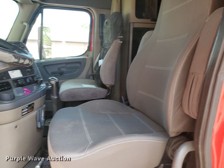 image for item KK9379 2013 Freightliner Cascadia 125  semi truck