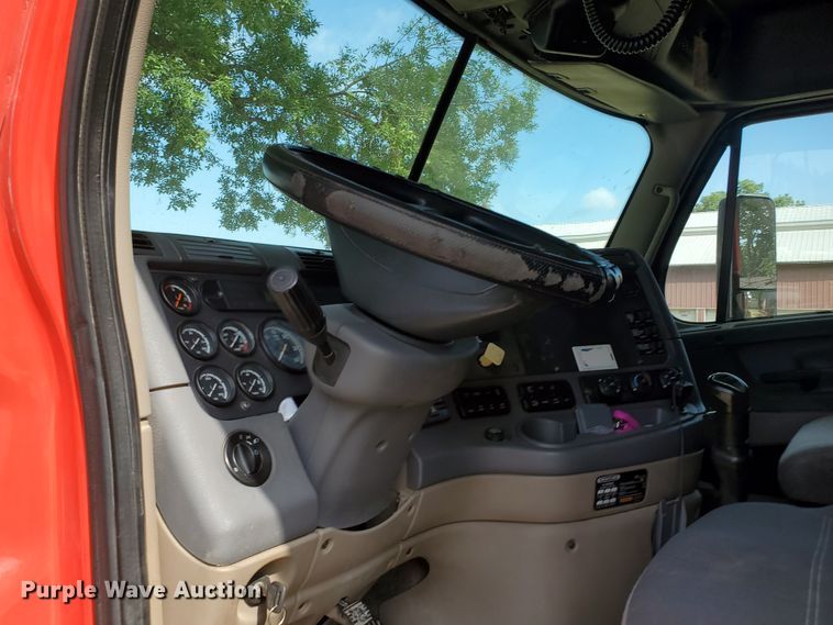 image for item KK9379 2013 Freightliner Cascadia 125  semi truck