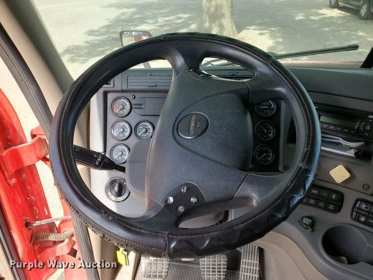 image for item KK9379 2013 Freightliner Cascadia 125  semi truck