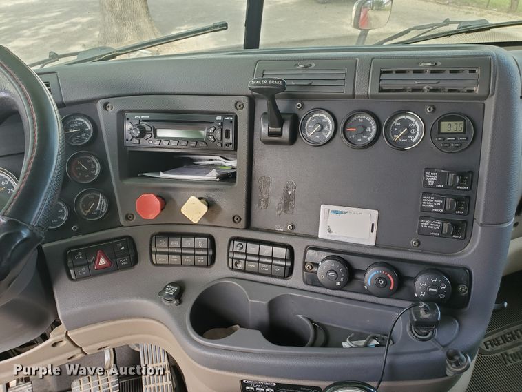 image for item KK9379 2013 Freightliner Cascadia 125  semi truck