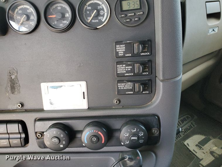 image for item KK9379 2013 Freightliner Cascadia 125  semi truck