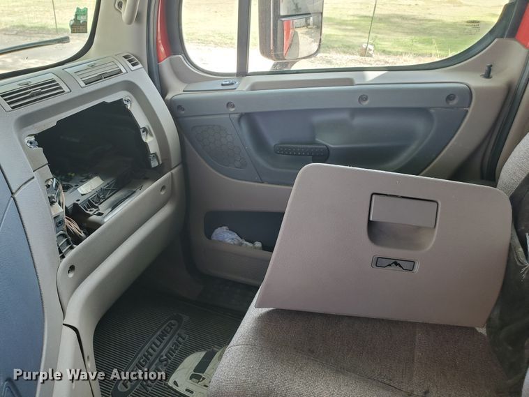 image for item KK9379 2013 Freightliner Cascadia 125  semi truck