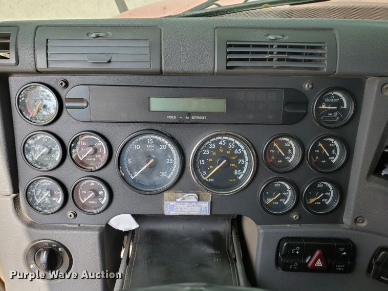 image for item KK9379 2013 Freightliner Cascadia 125  semi truck