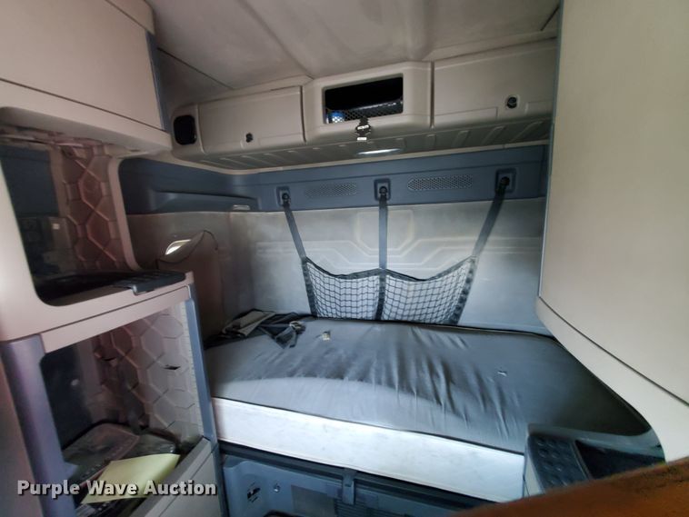 image for item KK9379 2013 Freightliner Cascadia 125  semi truck