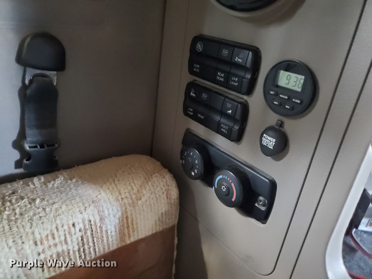 image for item KK9379 2013 Freightliner Cascadia 125  semi truck