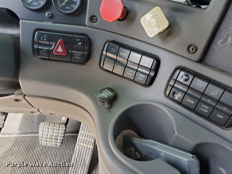 image for item KK9379 2013 Freightliner Cascadia 125  semi truck