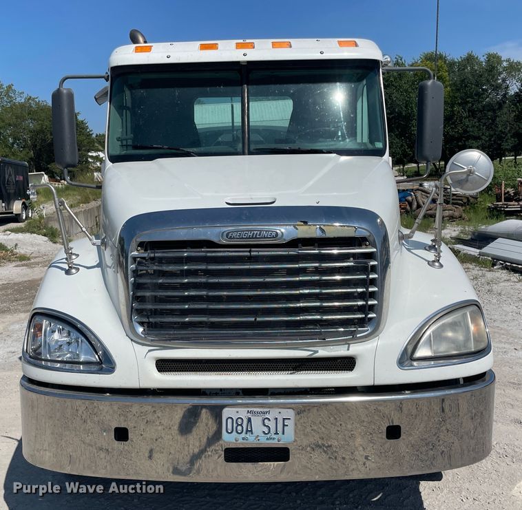 image for item KK9448 2008 Freightliner Columbia 120  semi truck