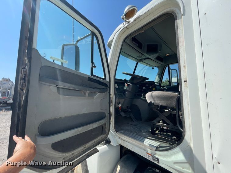 image for item KK9448 2008 Freightliner Columbia 120  semi truck