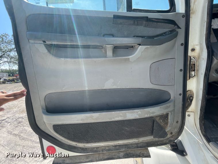 image for item KK9448 2008 Freightliner Columbia 120  semi truck