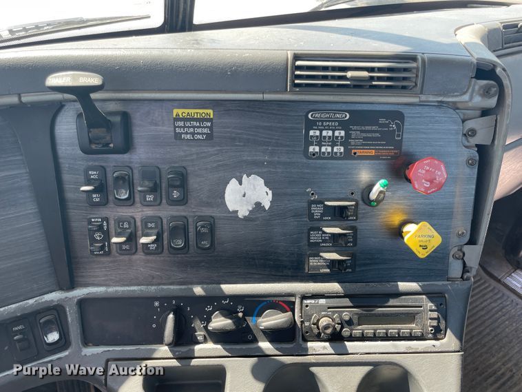 image for item KK9448 2008 Freightliner Columbia 120  semi truck