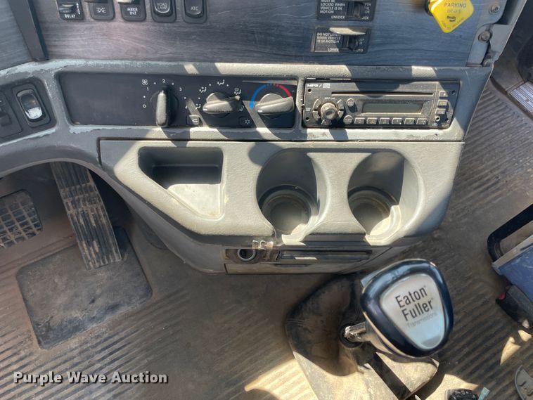 image for item KK9448 2008 Freightliner Columbia 120  semi truck