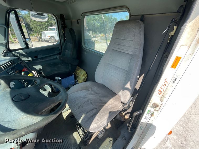 image for item KK9448 2008 Freightliner Columbia 120  semi truck