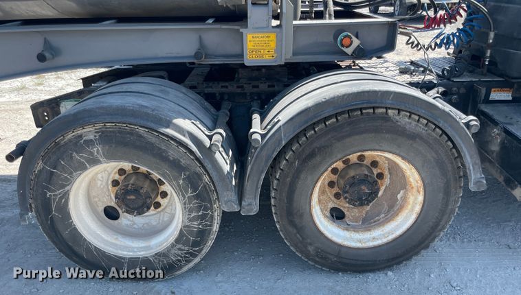 image for item KK9448 2008 Freightliner Columbia 120  semi truck