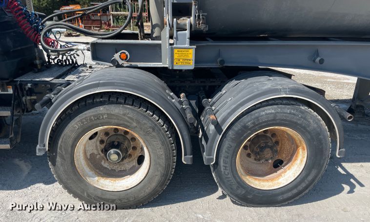 image for item KK9448 2008 Freightliner Columbia 120  semi truck