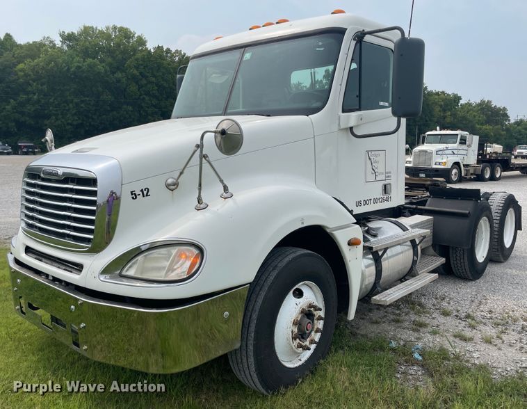 image for item KK9505 2005 Freightliner Columbia 120  semi truck