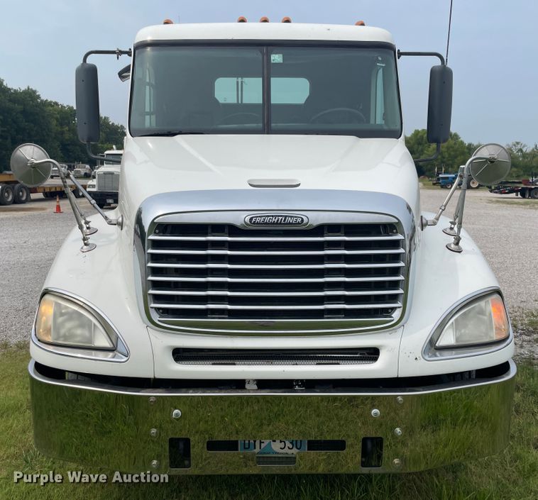 image for item KK9505 2005 Freightliner Columbia 120  semi truck